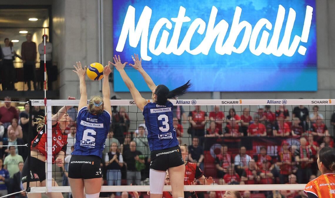 Die Volleyballerinnen von Allianz MTV Stuttgart um Antonia Stautz (links im Block) und Jasmine Gross haben gegen den Dresdner SC gleich drei Matchbälle nicht genutzt.