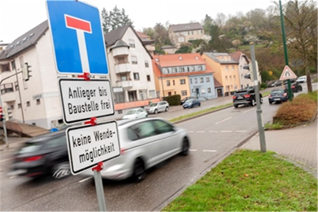 Die Vollsperrung der Enzstraße kündigt sich an. Den ab Montag, 4. April, gültigen Fahrplan der Linie 703 finden Fahrgäste im Internet unter www.vpe.de. Foto: Fotomoment