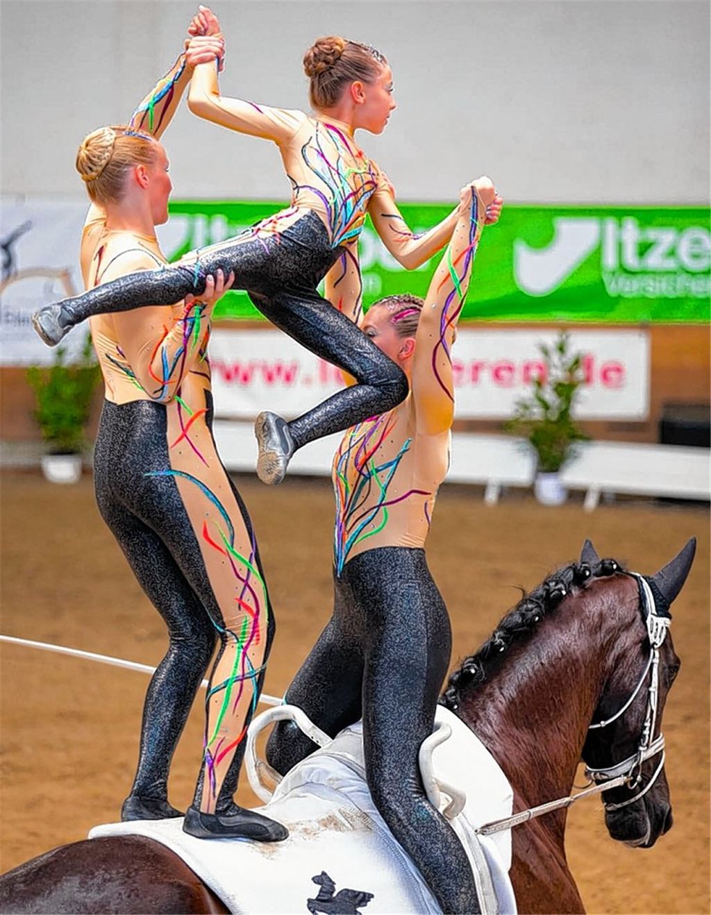 Voltigierer rollen das Feld von hinten auf