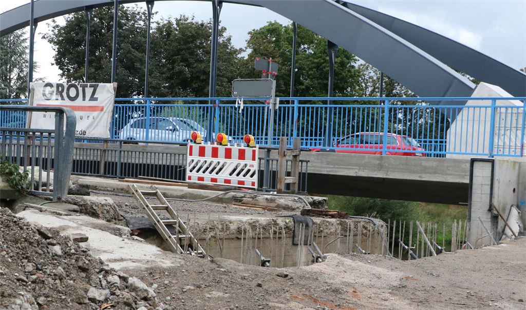 Die Vorarbeiten für den häppchenweisen Abbruch der alten Herrenwaagbrücke laufen. Foto: Deeg