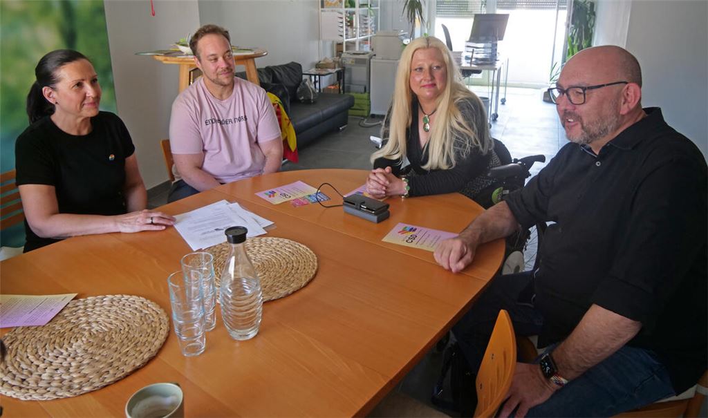 Die Vorbereitungen für den ersten CSD in Pforzheim befinden sich in der heißen Phase. Bei einem Pressegespräch unterstreichen Grit Butz, Caleb Davis, Stephanie Aeffner und Timur Fuhrmann-Piontek (v.li.), wie wichtig dieses Ereignis sein wird. Foto: Friedrich