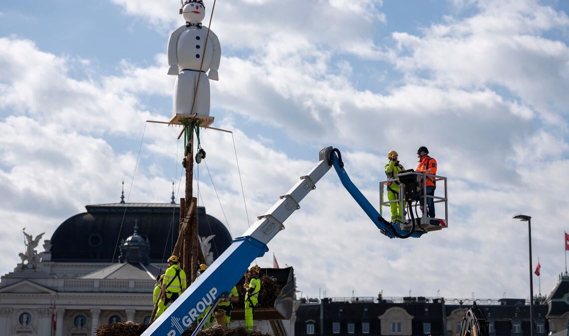 Die Vorbereitungen für die Verbrennung des "Böögs" in Zürich laufen