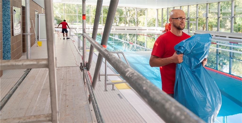 Die Vorbereitungen im Hallenbad Mühlacker laufen auf Hochtouren: Damit der Saisonstart gelingt, packt auch Andreas Badinger, Fachangestellter für Bäderbetrieb, an.Foto: Fotomoment