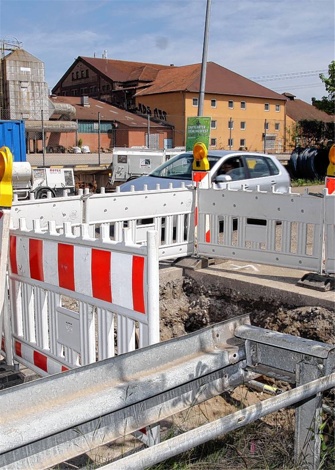 Die Vorbereitungen zur Sanierung der Wasserleitung sorgen für Hindernisse auf der Mühlacker Ziegeleistraße. 