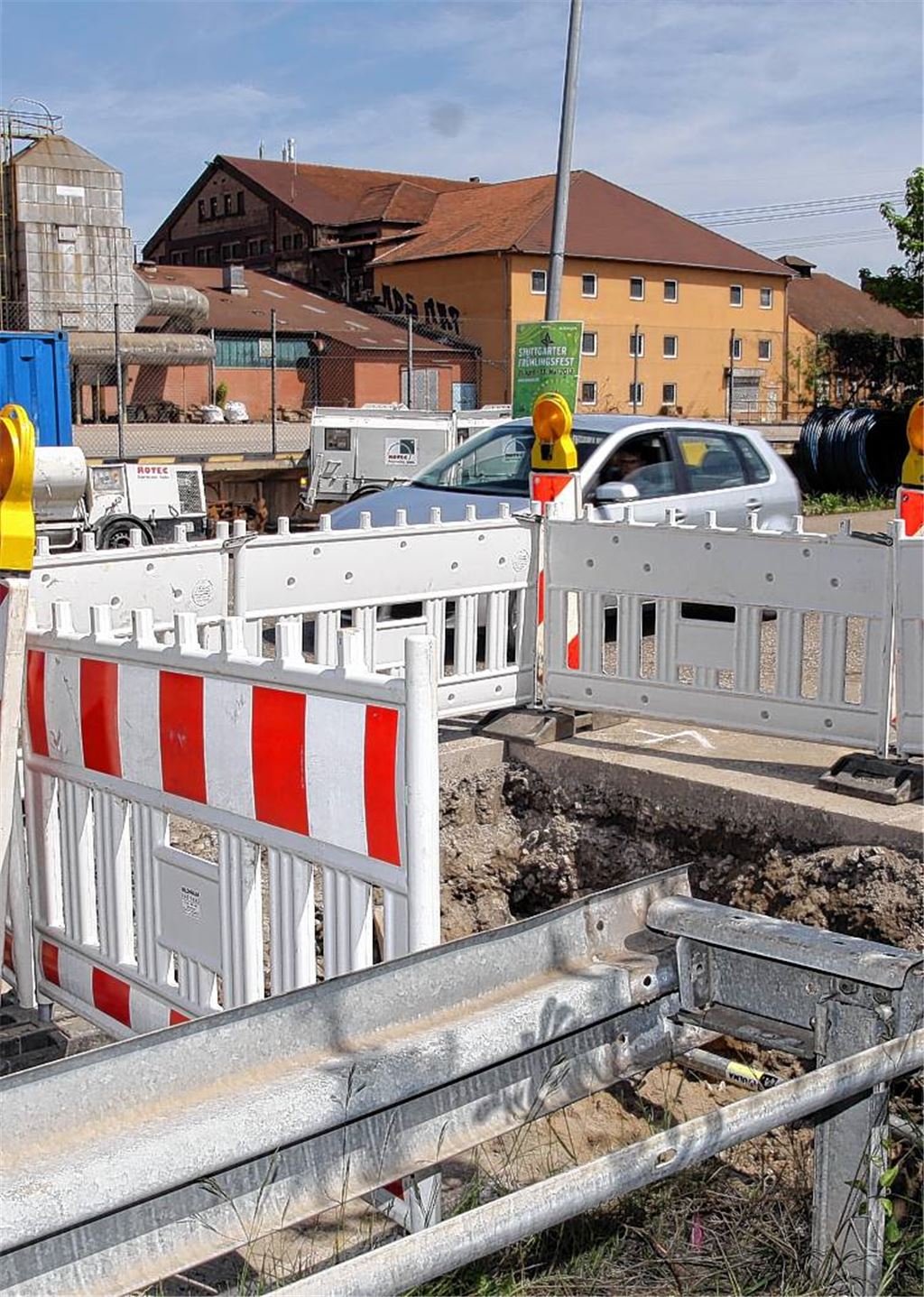 Die Vorbereitungen zur Sanierung der Wasserleitung sorgen für Hindernisse auf der Mühlacker Ziegeleistraße. 