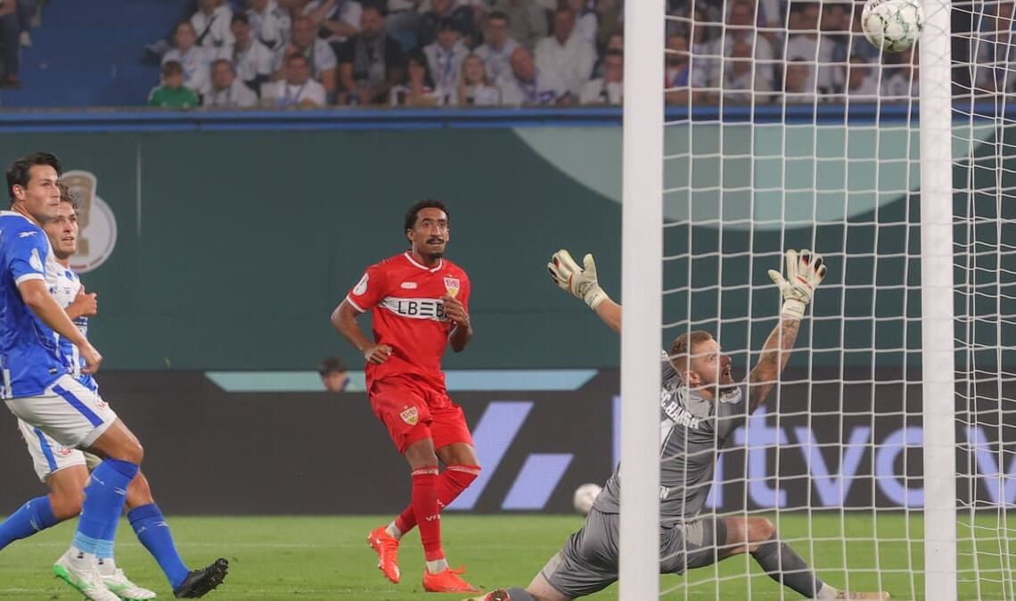 Die Vorentscheidung: Deniz Undav hat das Auge für den links lauernden Tiago Tomás, der sich einmal mit dem Ball dreht und die Kugel aus neun Metern und spitzem Winkel kompromisslos unter der Querlatte einschweißt.