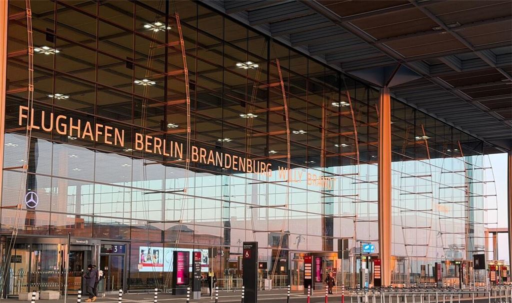 Die Vorfahrt zum Flughafen BER bietet am Morgen ein ungewohntes Bild ohne Autos und mit unbesetzten Parkplätzen.