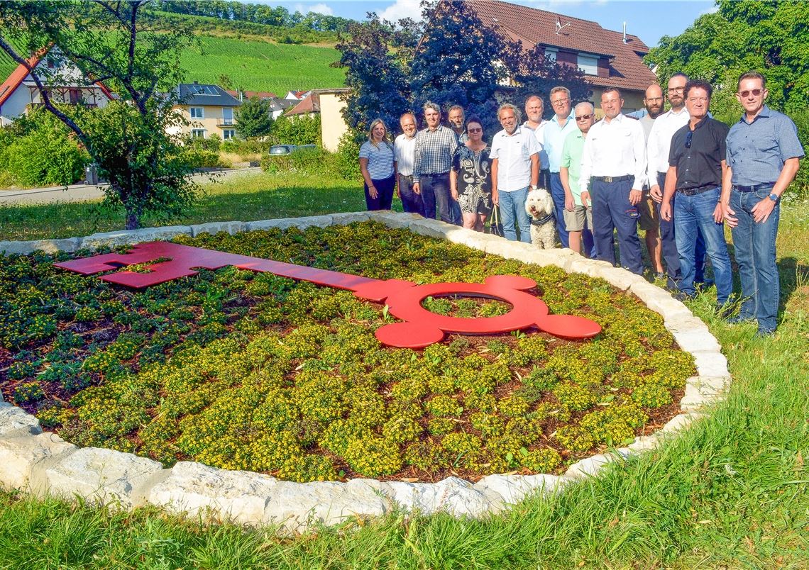 Die Vorfreude auf das Jubiläum im kommenden Jahr wächst: Die Organisatoren präsentieren ein Blumenbeet, das das Schützinger Ortswappen darstellt. Foto: Stahlfeld