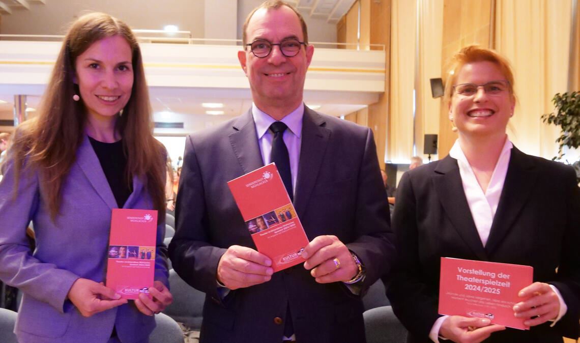 Die Vorfreude auf das neue Programm ist bei Diana Schmitt (v.li.), OB Frank Schneider und Dr. Martina Terp-Schunter groß. Fotos: Friedrich