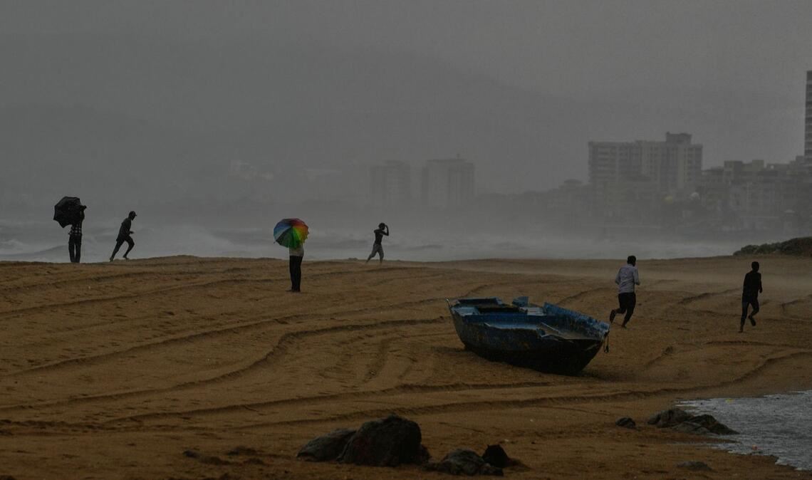 Die Vorläufer eines schweren Zyklons sind schon zu spüren, Zehntausende Menschen bringen sich in Sicherheit.
