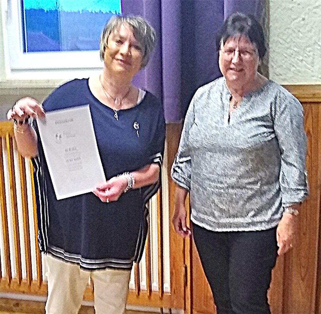 Die Vorsitzende Elisabeth Mikonya-Stahl (rechts) ehrt Ulrike Späth für ihre 40-jährige Mitgliedschaft. Foto: privat