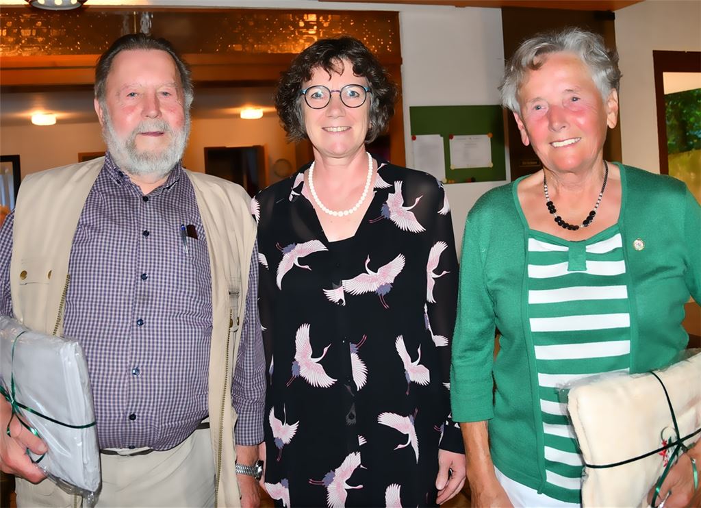 Die Vorsitzende Regina Bauer (Mitte) ehrt für 40 Jahre Mitgliedschaft Liesel Kreuzberger (re.) und Uwe Schneider, für den stellvertretend sein Vater Herbert die Auszeichnung entgegennimmt. Foto: privat