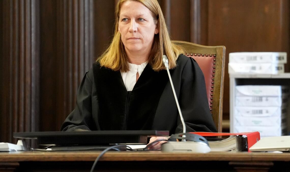 Die Vorsitzende Richterin Isabel Hildebrandt duldet keinen Applaus der Zuhörer im Gerichtssaal. (Archivbild)