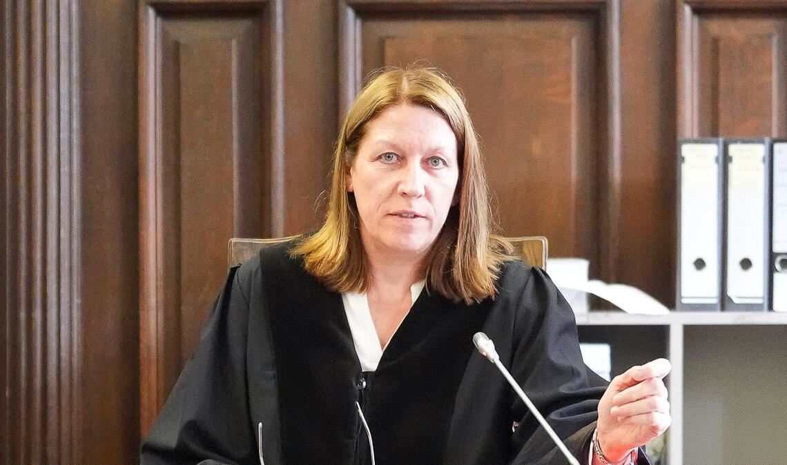 Die Vorsitzende Richterin Isabel Hildebrandt sieht keinen Anlass, der Nebenklage das Fragerecht zu entziehen.