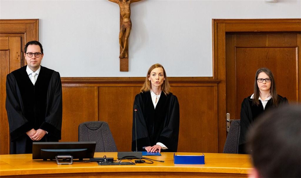 Die Vorsitzende Richterin (M) bei der Urteilsverkündung.