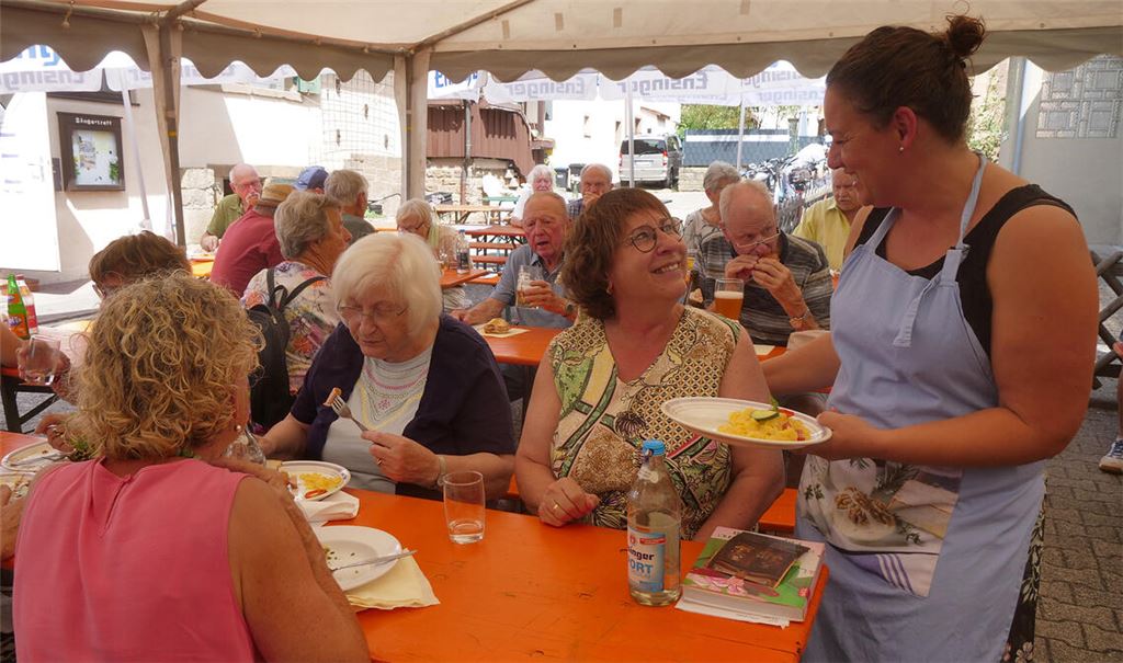 Die Vorsitzende Sarah Frommer (re.) und ihre Mitstreiter(innen) der „Eintracht“ freuen sich über die vielen Besucherinnen und Besucher und kümmern sich um das leibliche Wohl der Gäste. Foto: Friedrich