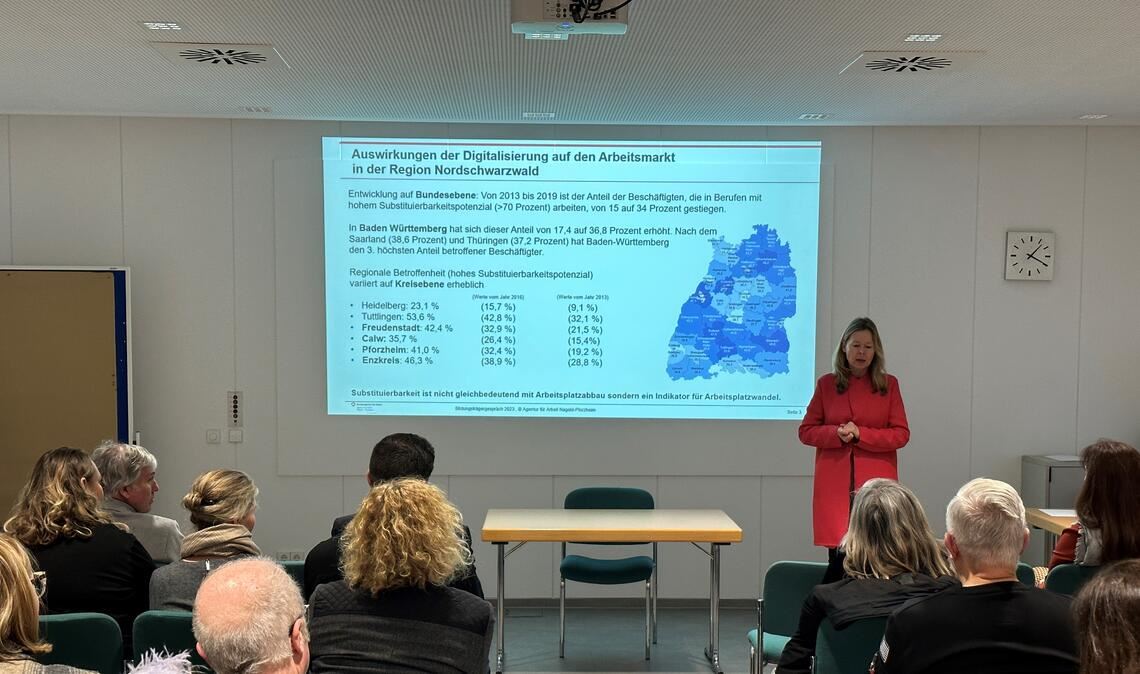 Die Vorsitzende der Geschäftsführung der Agentur für Arbeit, Martina Lehmann, informiert Vertreterinnen und Vertreter regionaler Bildungsträger über zu erwartende Veränderungen in der Arbeitswelt. Foto: Stefan Gauß