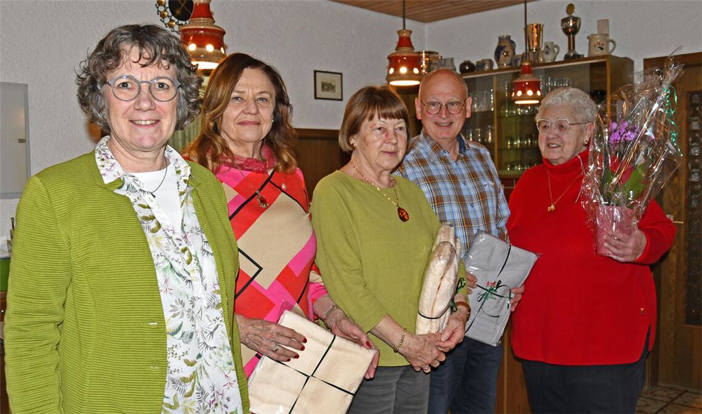Die Vorsitzende der Naturfreunde Enzberg, Regina Bauer (li.) mit den Vereinsjubilaren Monika Stoffel, Ingrid Huber, Achim Rössler und Brigitte Lindauer (v. li.). Foto: privat