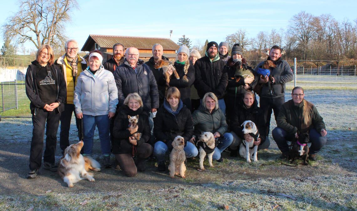 Die Vorsitzende des neuen Mühlacker Dog Sports Club Kerstin Hagenbuch (li.) und ihr Stellvertreter Bastian Reiser (4.v.li.) freuen sich im Kreis der Vereinsmitglieder über die Spende, die Ulrich Münchinger von der Rolf-Scheuermann-Stiftung (2.v.li.) übergab.