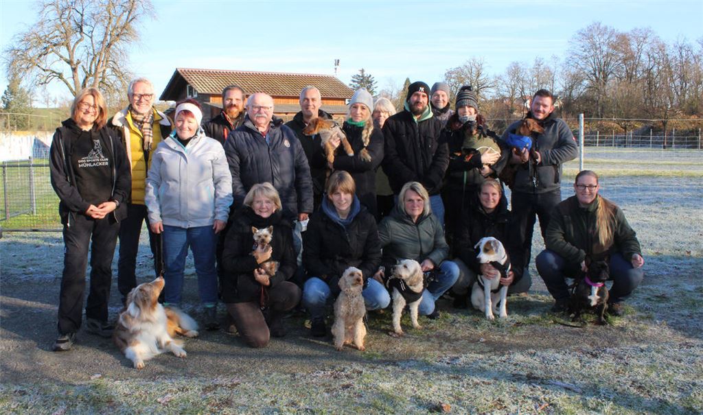 Die Vorsitzende des neuen Mühlacker Dog Sports Club Kerstin Hagenbuch (li.) und ihr Stellvertreter Bastian Reiser (4.v.li.) freuen sich im Kreis der Vereinsmitglieder über die Spende, die Ulrich Münchinger von der Rolf-Scheuermann-Stiftung (2.v.li.) übergab.