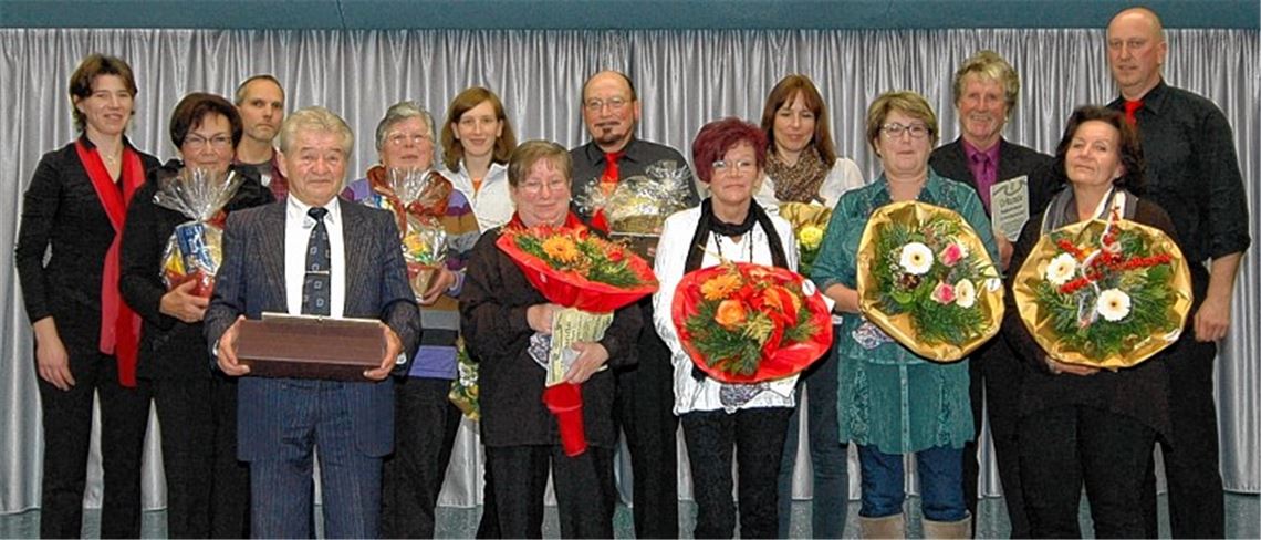 Die Vorsitzenden Bianca Iluan (li.) und Thomas Schrenk (re.) ehren langjährige Mitglieder des Liederkranzes (v. li.): Waldtraud Frick, Klaus Langenstein, Peter Boochs, Christel Lansche, Stefanie Müller, Rosita Lieb, Hans Geiger, Cornelia Hanke, Susanne Nonnenmann, Hildegard Ebser, Siegfried Scheible und Rita Böttle. Foto: Martin Schott