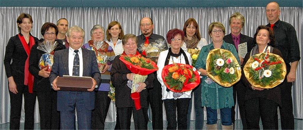 Die Vorsitzenden Bianca Iluan (li.) und Thomas Schrenk (re.) ehren langjährige Mitglieder des Liederkranzes (v. li.): Waldtraud Frick, Klaus Langenstein, Peter Boochs, Christel Lansche, Stefanie Müller, Rosita Lieb, Hans Geiger, Cornelia Hanke, Susanne Nonnenmann, Hildegard Ebser, Siegfried Scheible und Rita Böttle. Foto: Martin Schott
