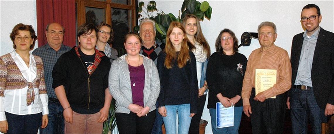 Die Vorsitzenden Christoph Gutjahr (re.) und Marianne Müller (li.) ehren die Jubilare. Foto: Appich