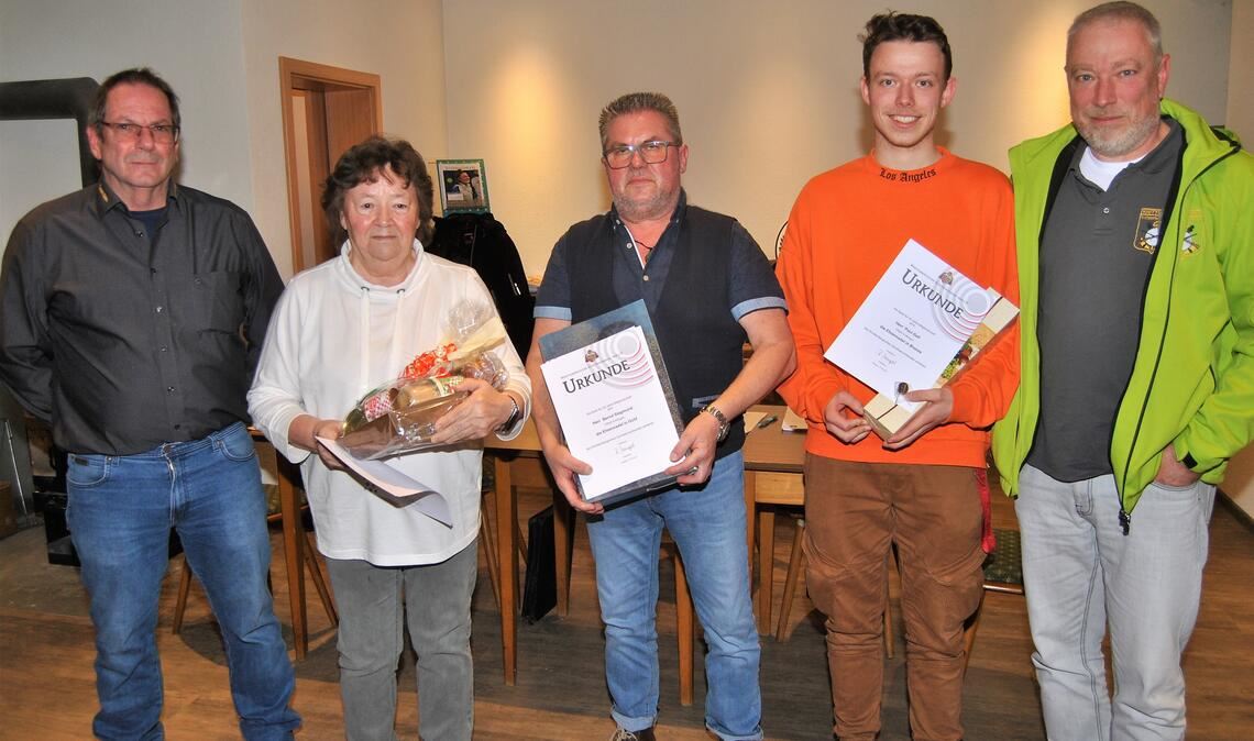 Die Vorsitzenden Edgar Müller (li.) und Thomas Goll (re.) ehren VfS-Mitglieder für zehn- bis 50-jährige Mitgliedschaft. Foto: Haller
