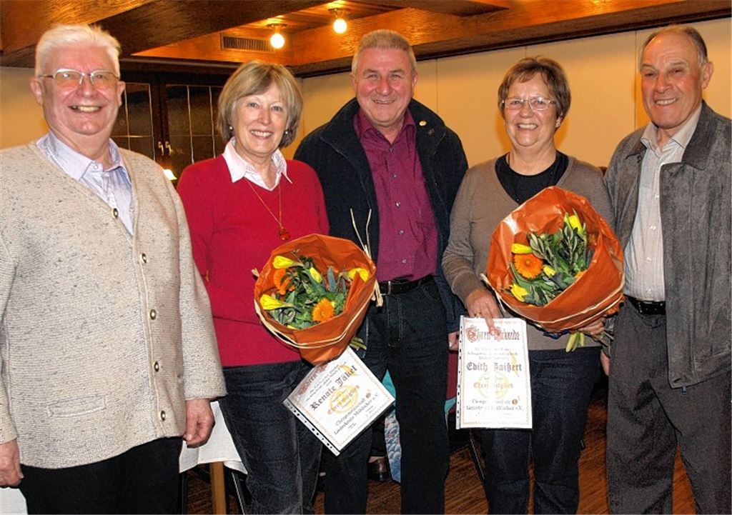 Die Vorsitzenden Gerhard Hunn (li.) und Werner Hunn (re.) gratulieren Renate Jäkel, Manfred Weber und Edith Gaißert (v. li.). Foto: Appich