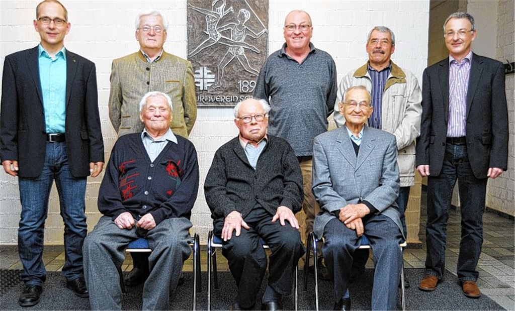 Die Vorsitzenden Jürgen Link (li.) und Jochen Vallon (re.) ehren langjährige Mitglieder des TV Schmie: Franz Walter (60 Jahre Mitgliedschaft), Heinz Ulmer (50), Manfred Walz (60; stehend v.li.); Alfons Vallon (70), Helmut Willenbrock (40), Imanuel Vallon (70; sitzend v.li.).  Foto: Fotomoment