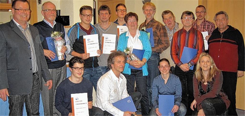 Die Vorsitzenden Michael Eier (li.) und Silke Klaar (re.) mit den Geehrten Klaus Boden, Philip Fritz, Jürgen Fritz, Anton Lutze, Rosemarie Schnepf, Reinhold Kirschner, Heinz Frommherz, Stefan Eifried, Markus Schulzek, Karl Oberst, Dennis Schulzek, Jürgen Schmid, Sabrina Eifried (v.li.). Foto: privat