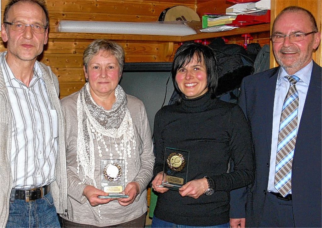 Die Vorsitzenden Peter Gschwindt (li.) und Walter Schäfer (re.) ehren Monika Loidold (v. li.) und Astrid Huber für 30-jährige Mitgliedschaft im Tennisclub Sternenfels. Foto: Garhöfer
