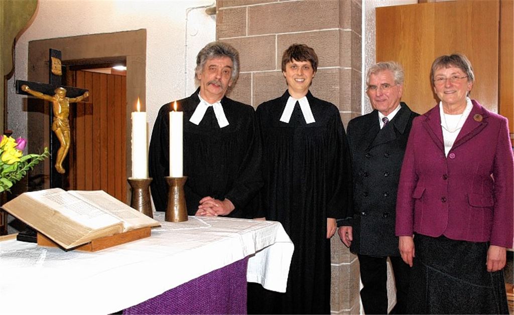 Die Vorsitzenden der Kirchengemeinderäte, Dr. Helene von Wildemann (Schmie) und Traugott Seeg (Zaisersweiher), mit Vikar Dr. Lukas Lorbeer und Dekan Ulf van Luijk (v. re.).