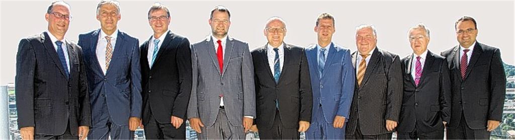 Die Vorsitzenden des Verwaltungsrates und der Vorstand der Sparkasse mit: (v. li.) Vorstandsvorsitzendem Stephan Scholl, Landrat Helmut Riegger (Kreis Calw), Vorstandsmitglied Sieghardt Bucher, Oberbürgermeister Gert Hager (Stadt Pforzheim), Landrat Karl Röckinger (Enzkreis), stellvertretendes Vorstandsmitglied Ralph Günthner, stellvertretendes Vorstandsvorsitzendem Hans Neuweiler, Vorstandsmitglied Hans-Heiner Bouley und stv. Vorstandsmitglied Daniel Zeiler.