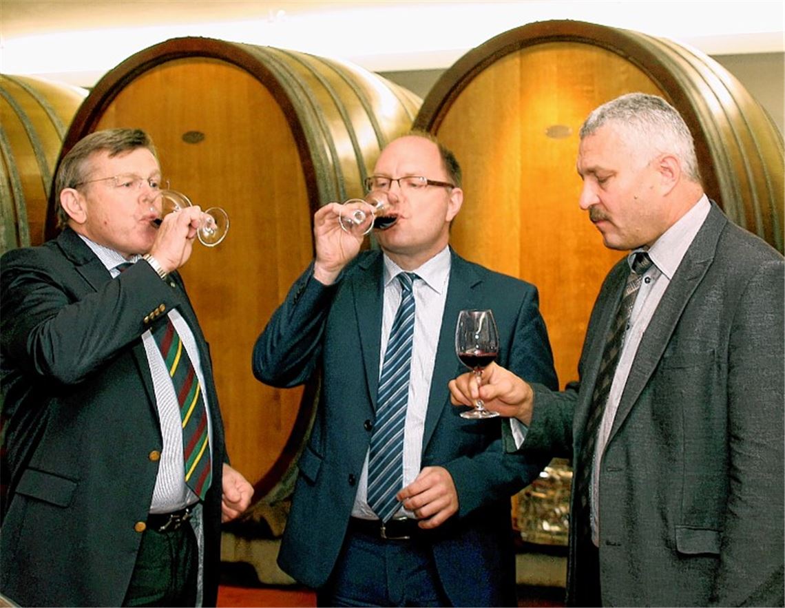 Die Vorstände Dieter Weidmann (v. li.), Wolfgang Ziegelbauer und Bernhard Idler erläutern den Geschäftsverlauf, geprägt von einer unterdurchschnittlichen Weinernte 2013. 