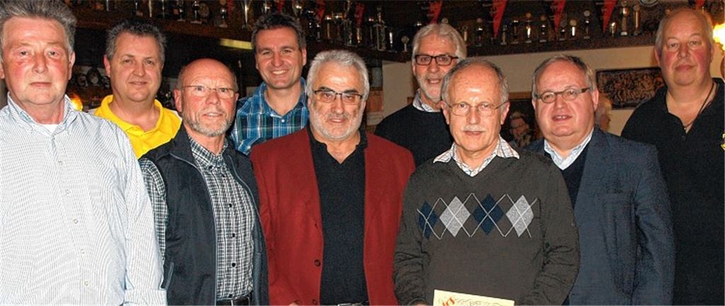 Die Vorstände Erik Backhauß (2. v.li.) und Hans-Peter Müller (re.) ehren FVL- Mitglieder. Foto: Appich