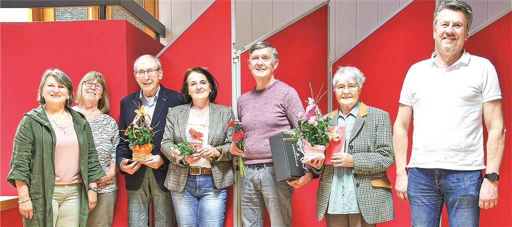 Die Vorstände der Eintracht Illingen Elke Henz, Susanne Klein sowie Hardy Thiedicke (re.) gratulieren den verdienten Jubilaren Rudolf Maulick (3.v.li.), Ilona Engelsberger, Wolfgang Kwiatkowski und Renate Müller. Besonders ragt von den ausgezeichneten Mitgliedern Maulick heraus, der seit 75 Jahren im Chor als Tenor singt.Foto: privat