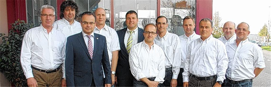 Die Vorstandschaft der Maler- und Lackiererinnung mit Landesinnungsmeister Thomas Schiek (3.v.li.) und Innungsobermeister Heiko Seiter (5.v.li.). Foto: Jähne