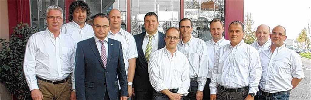 Die Vorstandschaft der Maler- und Lackiererinnung mit Landesinnungsmeister Thomas Schiek (3.v.li.) und Innungsobermeister Heiko Seiter (5.v.li.). Foto: Jähne