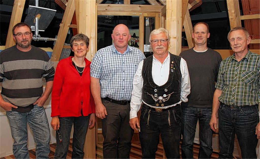 Die Vorstandschaft der Zimmererinnung wird für weitere drei Jahre bestätigt (v.li.): Marcus Schäfer, Barbara Prokosch, Klaus Eberle, Waldemar Lampert, Uwe Holzhauer und Klaus Leonhardt. Auf dem Bild fehlt Patrick Vester.