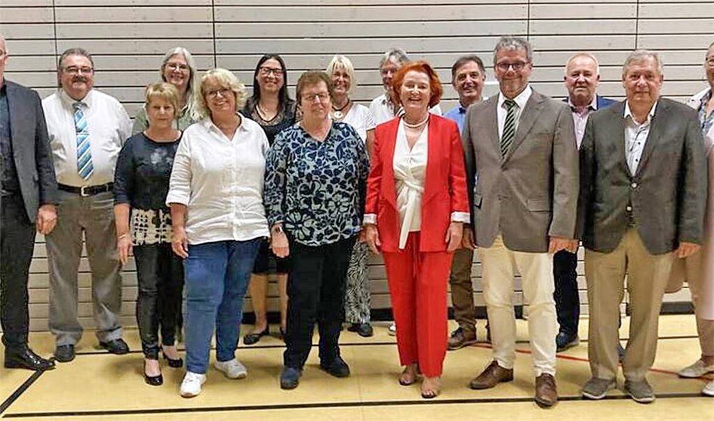 Die Vorstandschaft des neuen Chorverbands Nordschwarzwald mit (v.li.) Dr. Jörg Schmidt, Peter Heinke (Vize-Präsident), Christa Erath (Beisitzerin), Natalie Schuler (Beirat), Sabine Pietriga (Beirat), Tina Bertes (Beirat), Anni Majer (Vize-Präsidentin), Gabi Werksnis (Kassenprüferin), Thomas Ungerer (Musikdirektor), Monika Braun-Witt (Vize-Präsidentin), Manfred Roller (Beisitzer), Andreas Felchle (Präsident), Eberhard Schanz (Kassenprüfer), Achim Hamann (Schatzmeister) und Karin Killinger (Kassenprüferin). Foto: privat