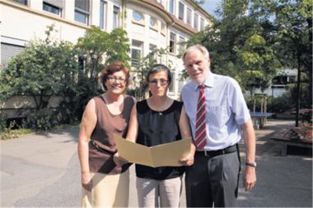 Die Vorstandsmitglieder der Bürgerstiftung Mühlacker, Ursula Schaier (li.) und Wolf-Dieter Fuchslocher im Gespräch mit Rektorin Waldtraud Schellenberger-Hagenbucher von der Schillerschule in Mühlacker. Die Bürgerstiftung unterstützt ein Projekt der Schule.
Foto: Franz