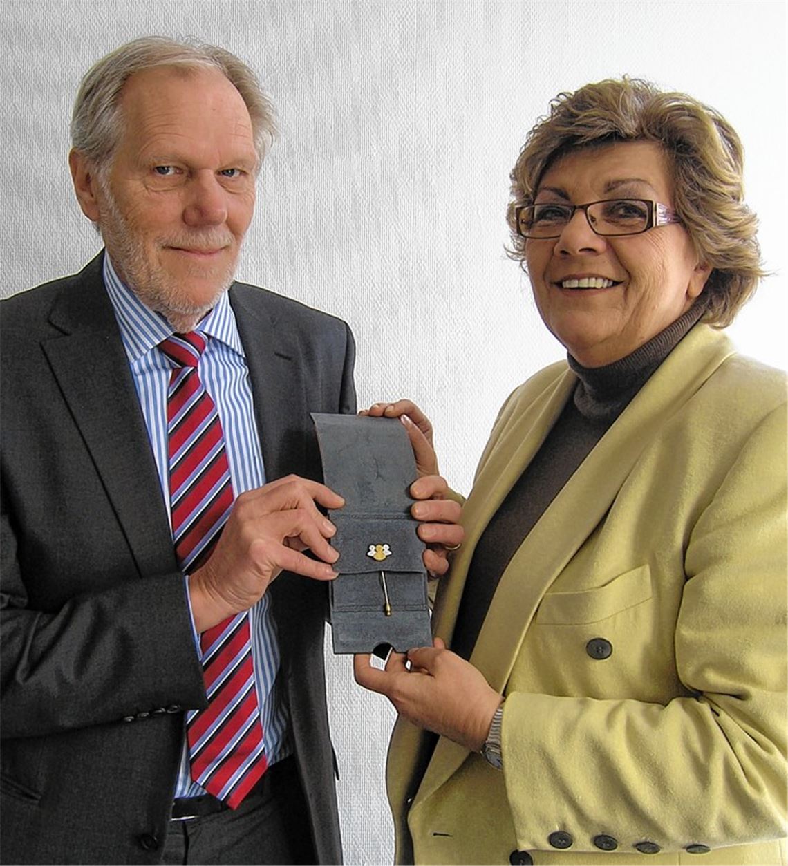 Die Vorstandsmitglieder der Bürgerstiftung, Wolf-Dieter Fuchslocher und Ursula Schaier. mit der Ehrennadel, die seit 2011 für herausragendes soziales Engagement verliehen wird.Archivfoto