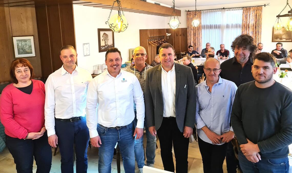 Die Vorstandsriege der Maler- und Lackierinnung um Obermeister Heiko Seiter (4. v. re.) wird in der Hauptversammlung in ihren Ämtern bestätigt. Foto: Peche