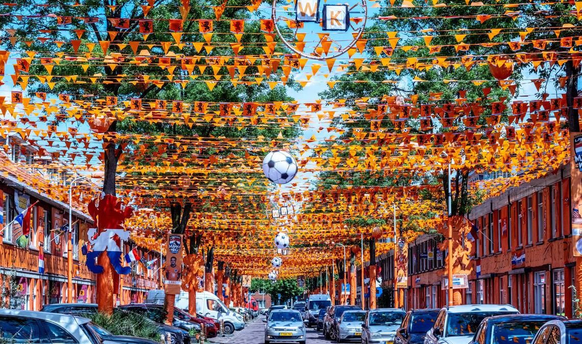 Die WM-Vorfreude ist auch in den Niederlanden deutlich sichtbar - der Marktweg in Den Haag ist bunt  geschmückt.
