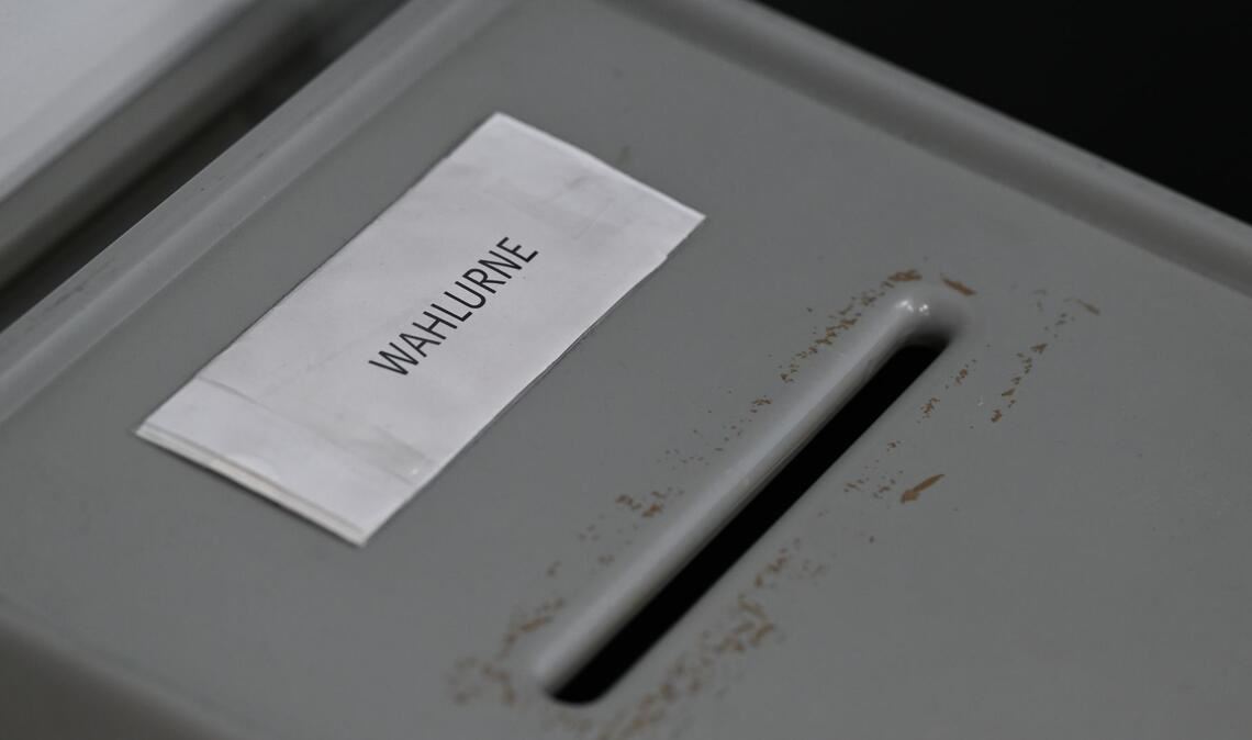 Die Wahllokale sind geöffnet.