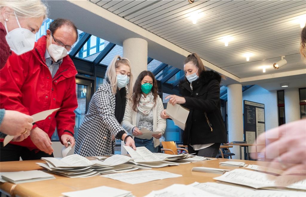 Die Wahlurne ist geleert, und im Rathaus Mühlacker fangen Helfer mit der Auszählung der Stimmen an. Foto: Fotomoment