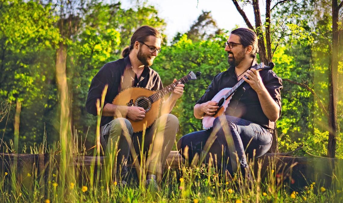 Die Waldzither klingt tiefer als eine Mandoline, aber heller als eine Gitarre:  Björn Kaidel   (rechts)  und  sein musikalischer Begleiter 
Christian Mohr Levisen, mit dem er das Duo  Plønk bildet.