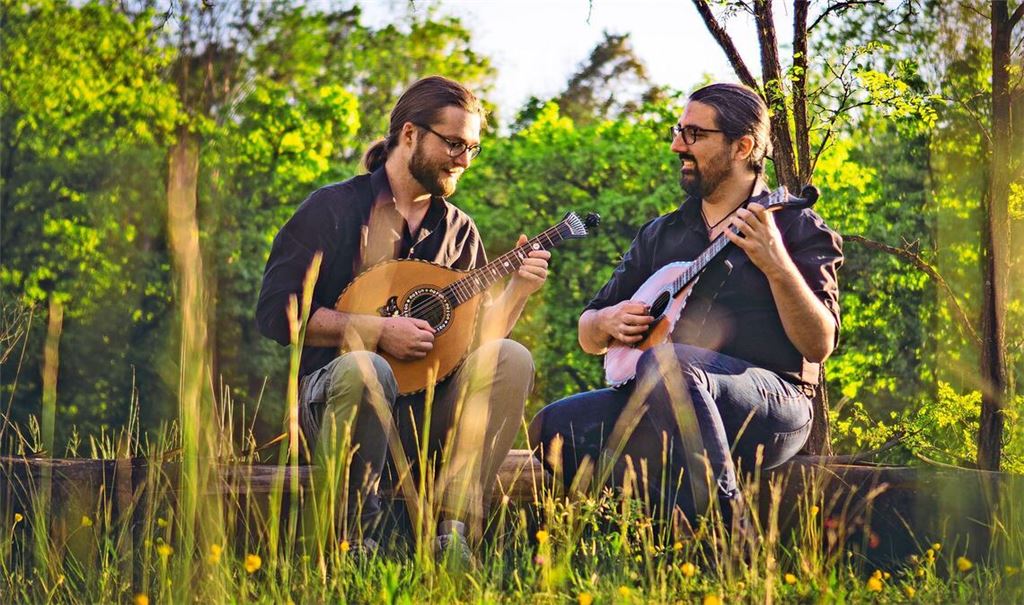 Die Waldzither klingt tiefer als eine Mandoline, aber heller als eine Gitarre:  Björn Kaidel   (rechts)  und  sein musikalischer Begleiter 
Christian Mohr Levisen, mit dem er das Duo  Plønk bildet.
