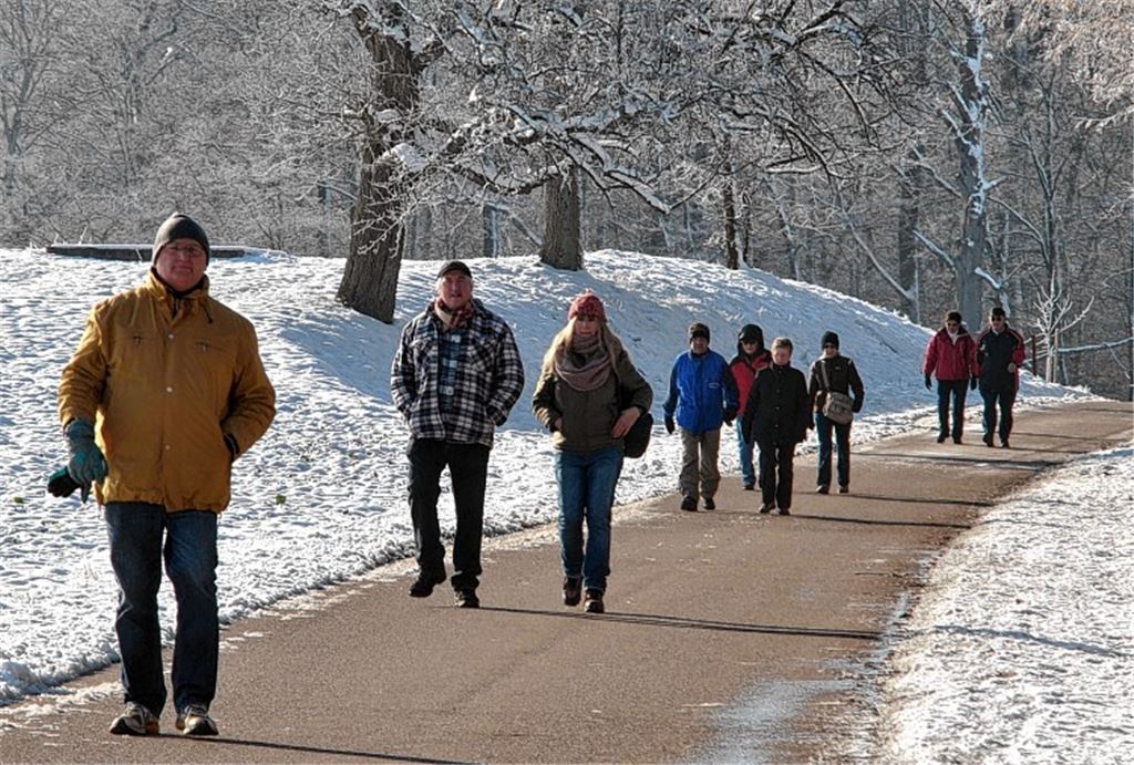 Die Wanderer erleben ein Wintermärchen. Zu Gast aus Schützingen: die Delegation des Turnvereins auf Schusters Rappen (Bild re.).Fotos: Stahlfeld